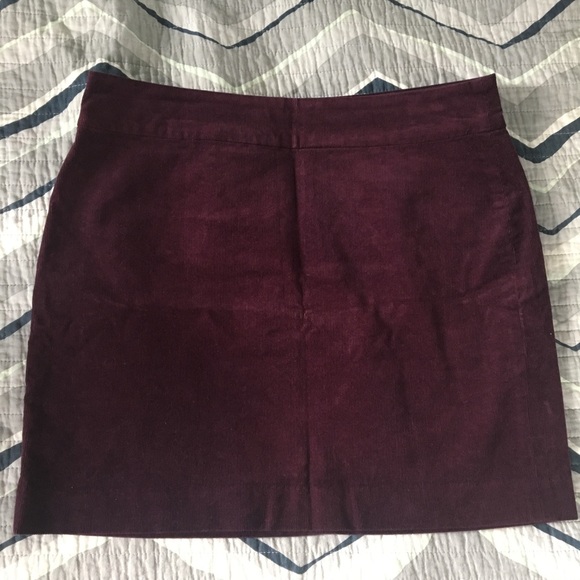 Banana Republic Dresses & Skirts - Pretty plum Banana Republic skirt Size 6